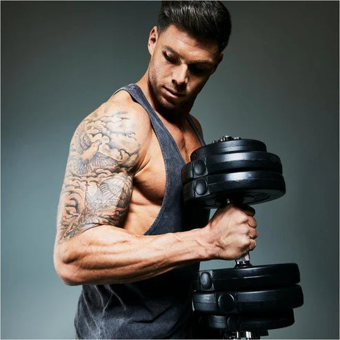 man som tränar biceps med en hantel