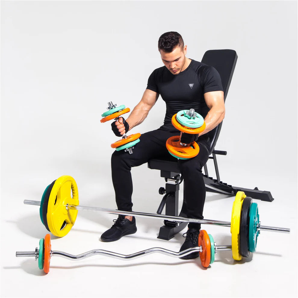 Man som sitter på en träningsbänk och tränar med hantlar, viktskivor och skivstänger från gorilla sports