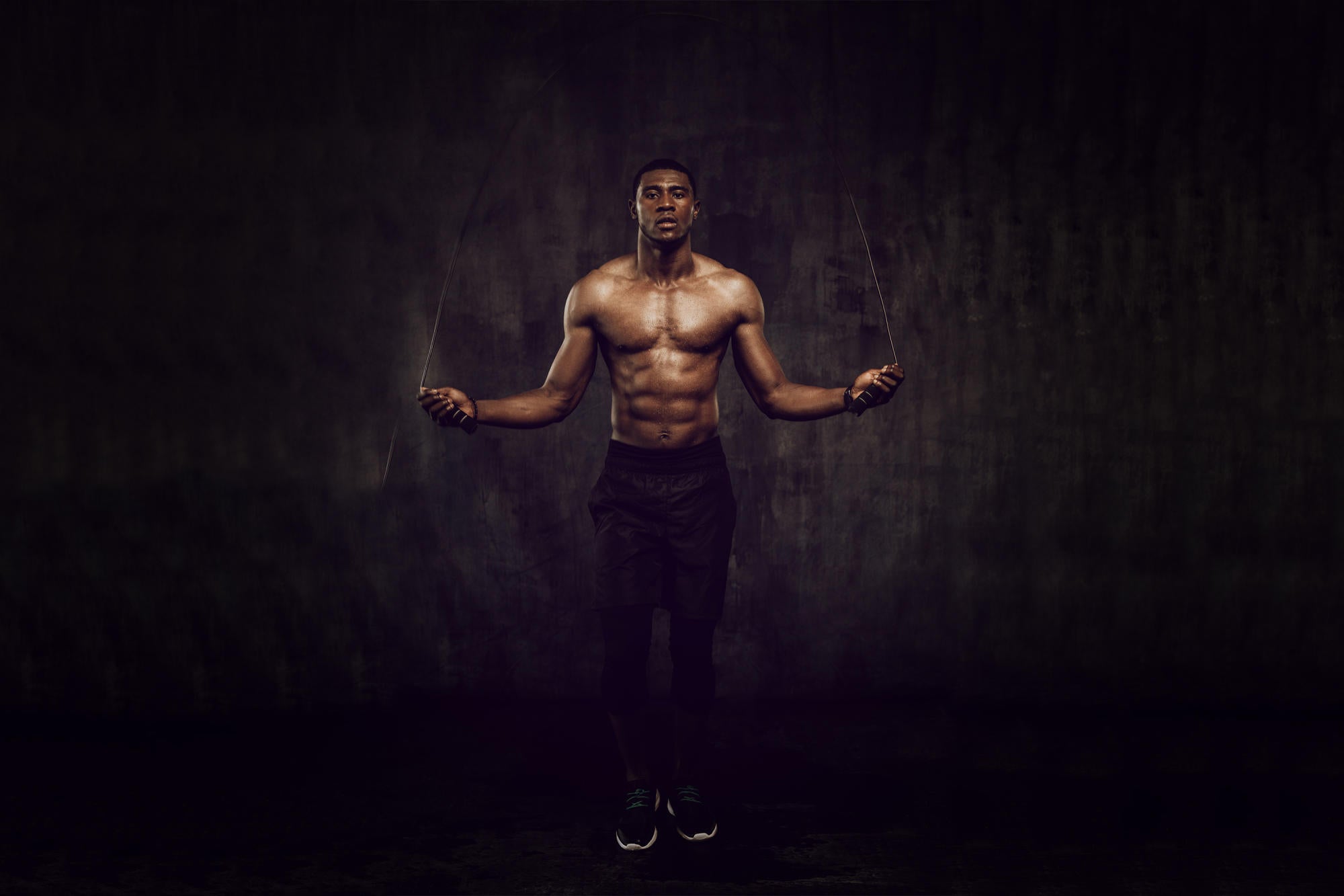 Vältränad man som hoppar hopprep