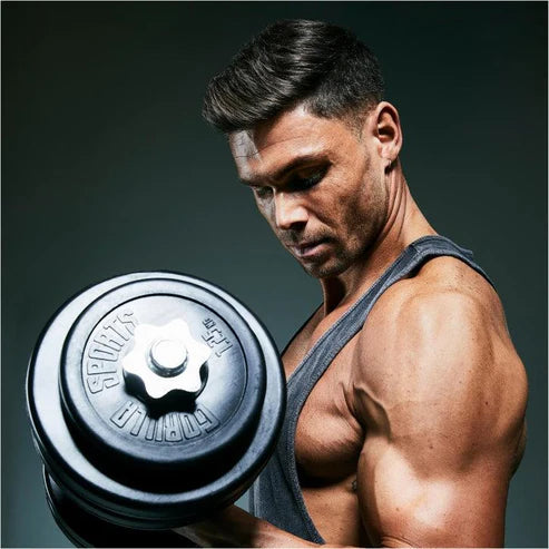 man som tränar biceps med en hantel